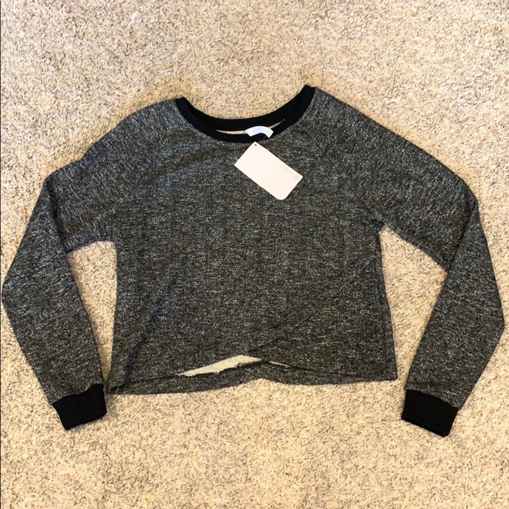 Fabletics grey and black cropped long sleeve shirt